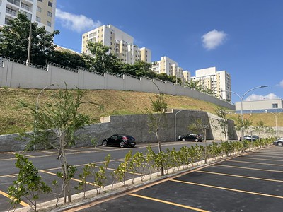 Área externa com jardinagem e paisagismo